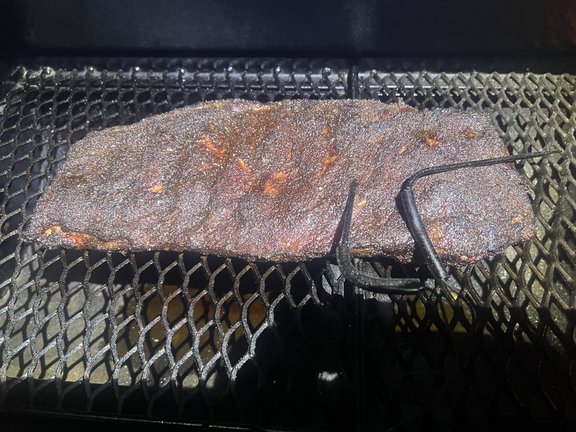 Az SD Witch BBQ oldalas étele: 110-130 fokon, faszén parázson készül füstölőfával 6-8 órán keresztül. Szeletelhető vagy "csont kiesősre" is készülhet.