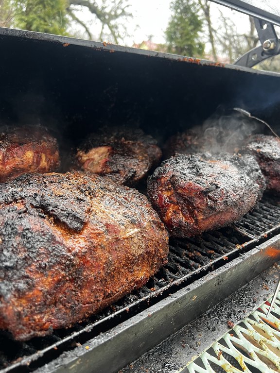 Az SD Witch BBQ Pulled pork étele: 110-130 fokon, faszén parázson készül füstölőfával 8-12 órán keresztül. Tarja vagy lapocka lehet az alap, addig készül, míg magától "szét nem esik".