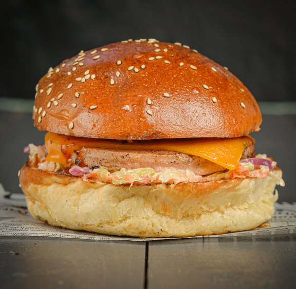 Az SD Witch Lazac burgere, összetevői: Kiscipó buci, coleslaw saláta, lazachúspogácsa, cheddar sajtszelet, pirított hagyma, BBQ szósz