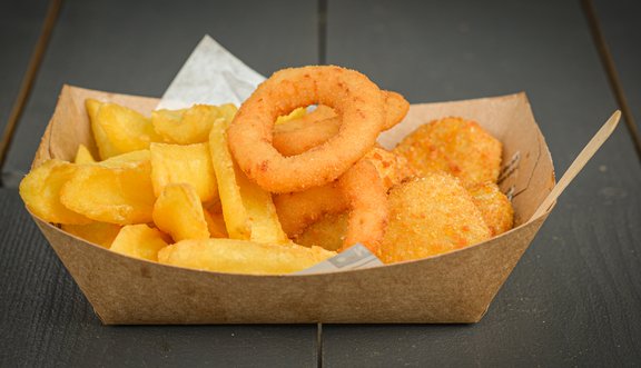 Az SD Witch Nem vagyok éhes nevű étele, összetevői: 5 db corn flakes nuggets, 3 db sült hagymakarika, sült burgonya, ketchup vagy majonéz