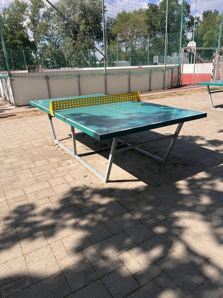 A hajdúszoboszlói Szabadidőpark: játszótér, sportpályák és árnyas fák az SD Witch szomszédságában