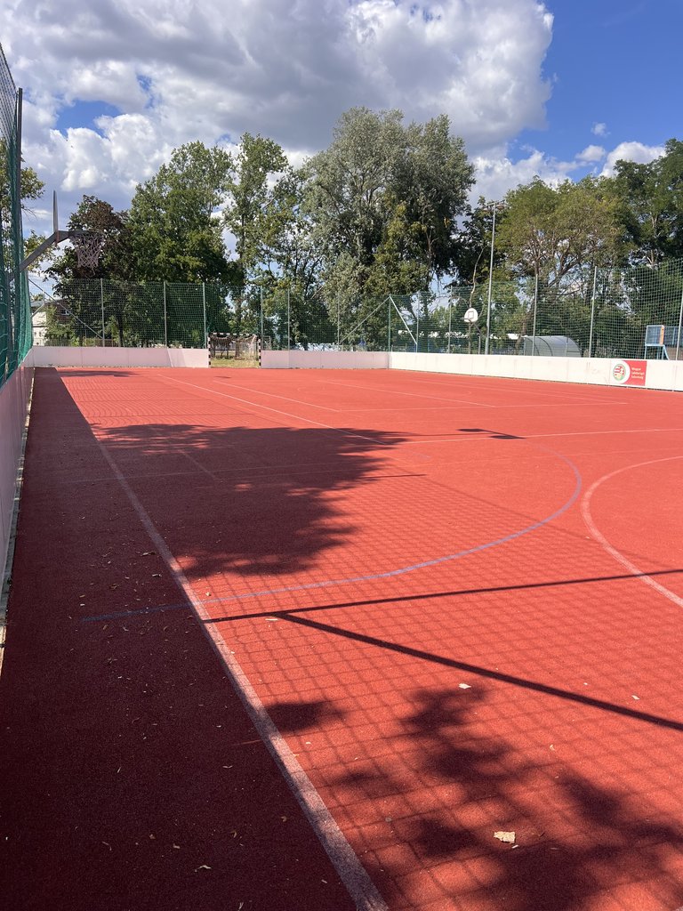 A hajdúszoboszlói Szabadidőpark: játszótér, sportpályák és árnyas fák az SD Witch szomszédságában