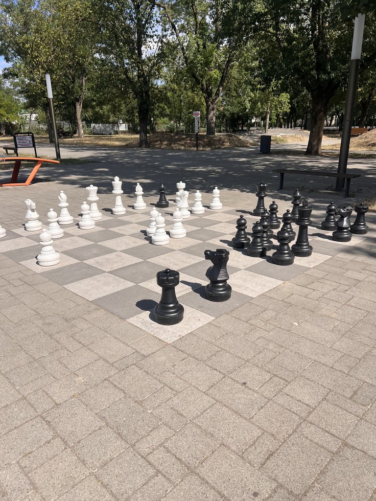 A hajdúszoboszlói Szabadidőpark: játszótér, sportpályák és árnyas fák az SD Witch szomszédságában