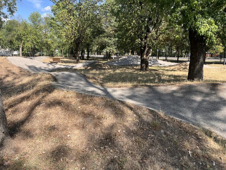 A hajdúszoboszlói Szabadidőpark: játszótér, sportpályák és árnyas fák az SD Witch szomszédságában