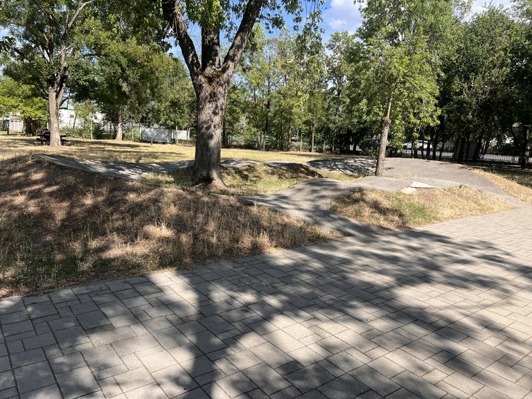 A hajdúszoboszlói Szabadidőpark: játszótér, sportpályák és árnyas fák az SD Witch szomszédságában