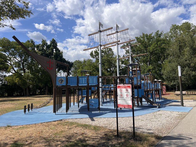 A hajdúszoboszlói Szabadidőpark: játszótér, sportpályák és árnyas fák az SD Witch szomszédságában