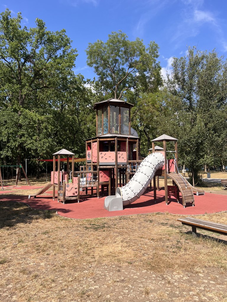 A hajdúszoboszlói Szabadidőpark: játszótér, sportpályák és árnyas fák az SD Witch szomszédságában