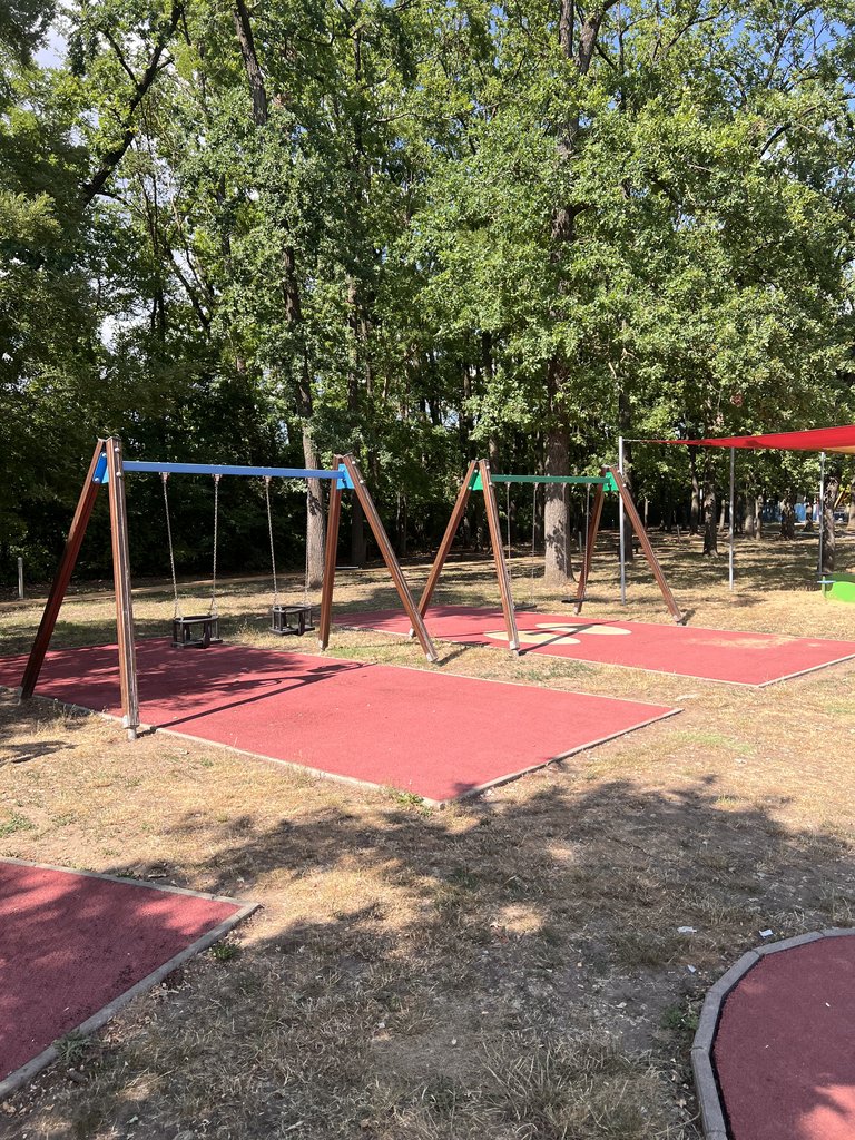 A hajdúszoboszlói Szabadidőpark: játszótér, sportpályák és árnyas fák az SD Witch szomszédságában