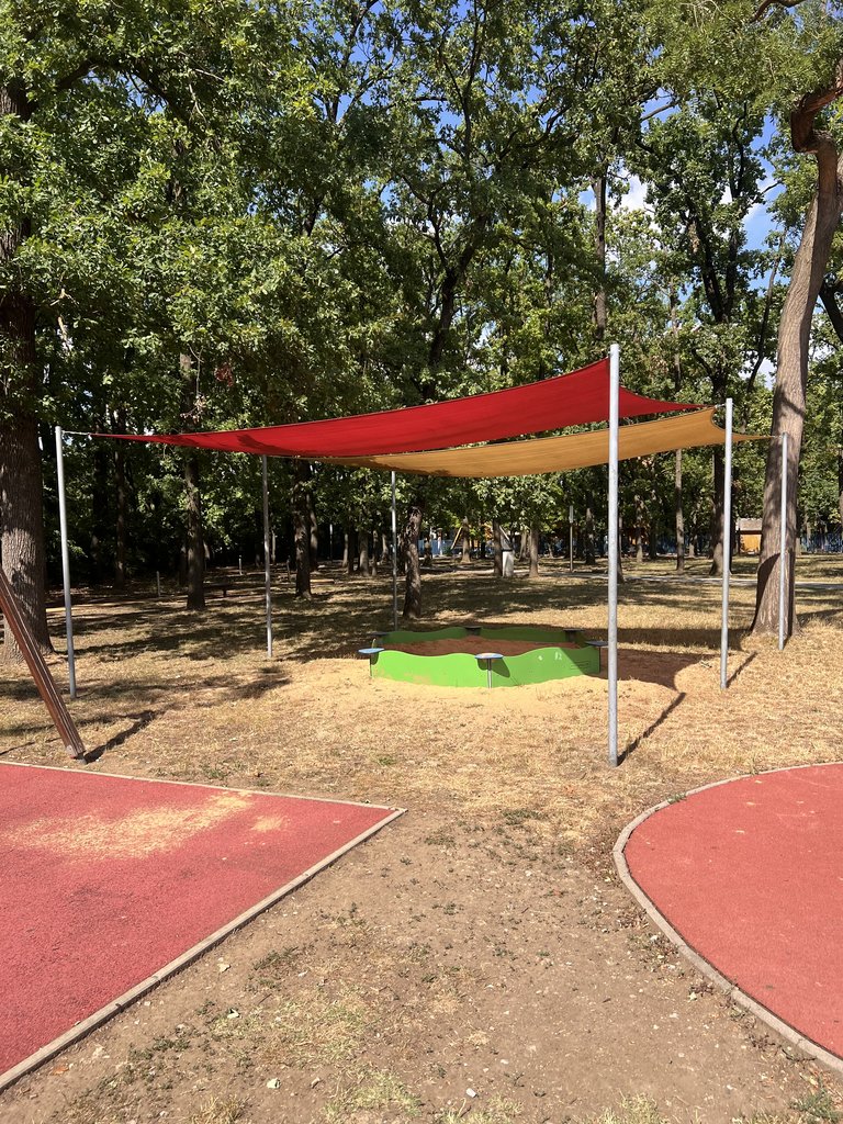 A hajdúszoboszlói Szabadidőpark: játszótér, sportpályák és árnyas fák az SD Witch szomszédságában