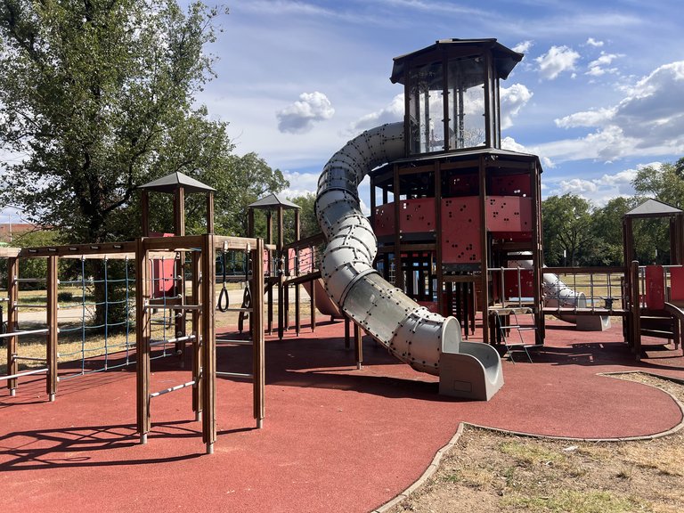 A hajdúszoboszlói Szabadidőpark: játszótér, sportpályák és árnyas fák az SD Witch szomszédságában