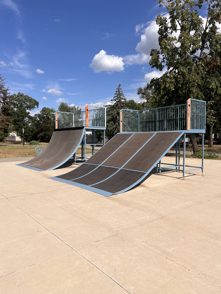 A hajdúszoboszlói Szabadidőpark: játszótér, sportpályák és árnyas fák az SD Witch szomszédságában