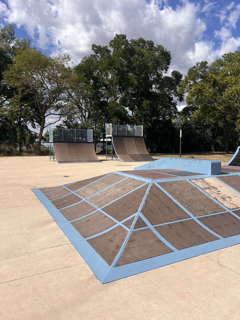 A hajdúszoboszlói Szabadidőpark: játszótér, sportpályák és árnyas fák az SD Witch szomszédságában