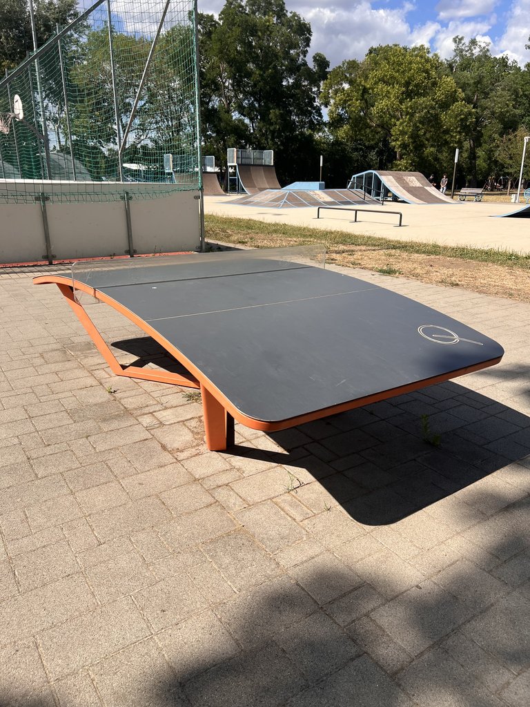 A hajdúszoboszlói Szabadidőpark: játszótér, sportpályák és árnyas fák az SD Witch szomszédságában